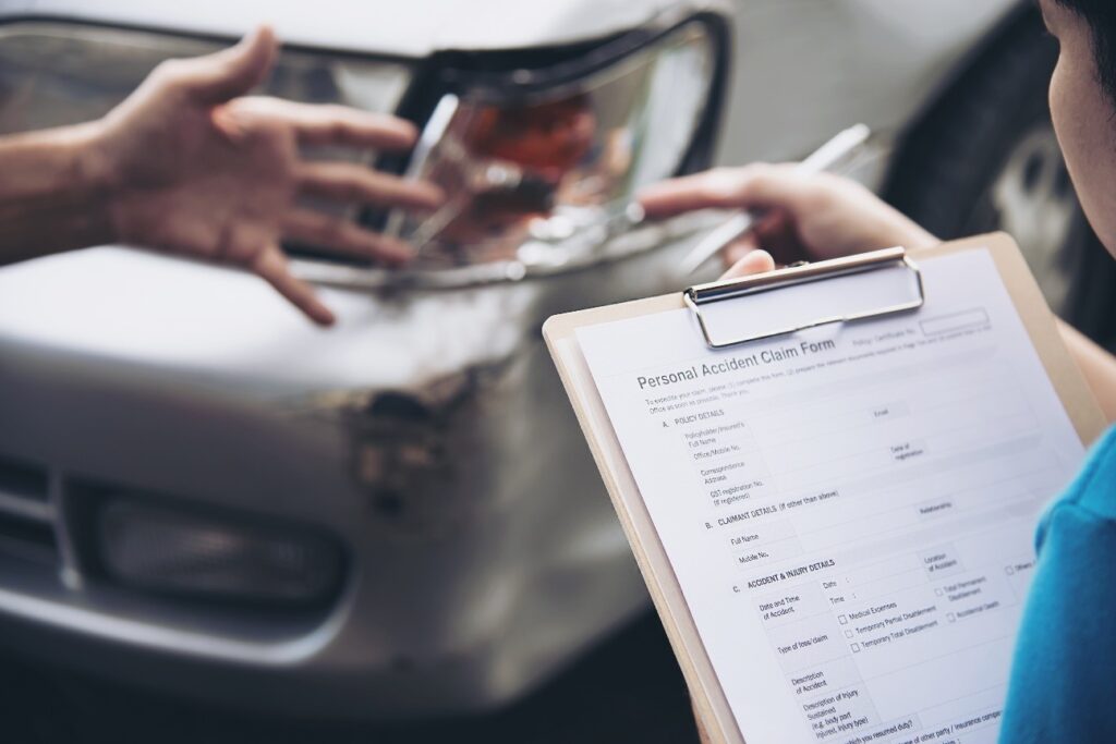 Agente de seguros registrando um acidente