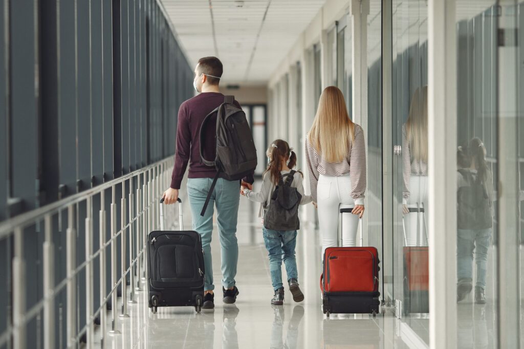 Família com mala em um corredor