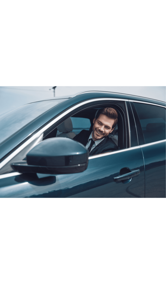 Homem sorrindo sentado no carro