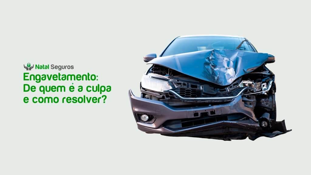 A imagem mostra um carro azul danificado, com a parte frontal amassada, indicando que esteve envolvido em uma colisão. No lado esquerdo da imagem, há um logotipo que diz “Natal Seguros” acima de um texto em português: Engavetamento: De quem é a culpa e como resolver?. Isso sugere que a imagem está relacionada a um anúncio ou conteúdo informativo de uma companhia de seguros sobre acidentes de veículos e reivindicações de seguro.