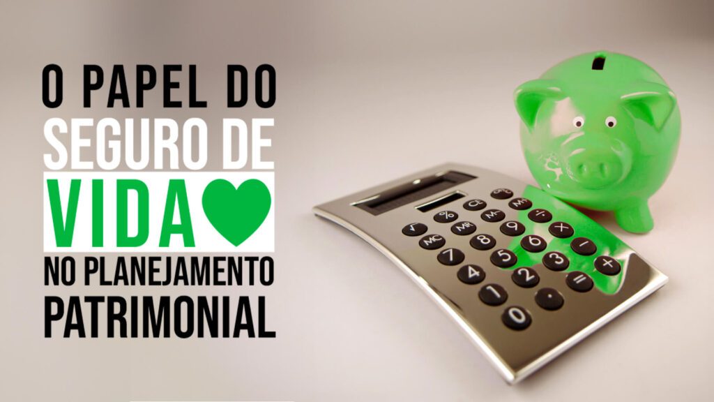 A imagem mostra um cofrinho verde ao lado de uma calculadora com o visor visível. Acima desses objetos, há um texto em português que se traduz como “O papel do seguro de vida no planejamento patrimonial”.
