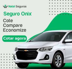 A imagem é um anúncio publicitário da empresa "Natal Seguros" para um seguro de carro, especificamente para o modelo Onix. No canto superior esquerdo, há o logotipo da empresa "Natal Seguros" com um ícone de cadeado verde. Abaixo do logotipo, está escrito "Seguro Onix" em letras verdes. Em seguida, há três palavras em letras cinzas: "Cote", "Compare", "Economize". No canto inferior esquerdo, há um botão verde com o texto "Cotar agora" em branco. No lado direito da imagem, há a parte frontal de um carro branco, modelo Chevrolet Onix, com um fundo verde e cinza com pontos pretos.