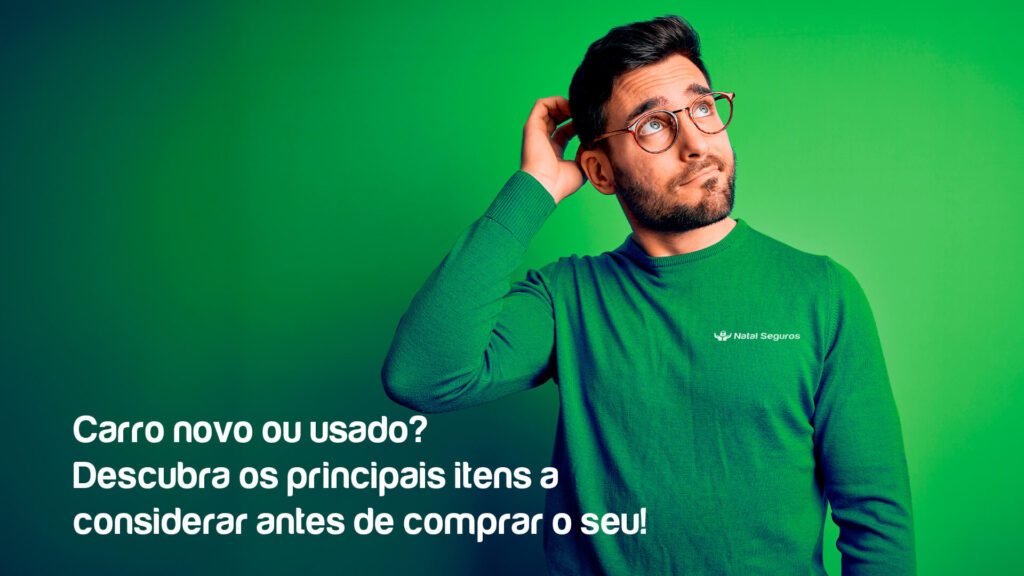 A imagem apresenta uma pessoa em pé contra um fundo verde. A pessoa veste uma camisa verde de mangas compridas. A pessoa parece estar segurando a parte de trás da cabeça com uma das mãos. Há um texto sobreposto à imagem em fonte branca que diz: “Carro novo ou usado? Descubra os principais itens a considerar antes de comprar o seu!”