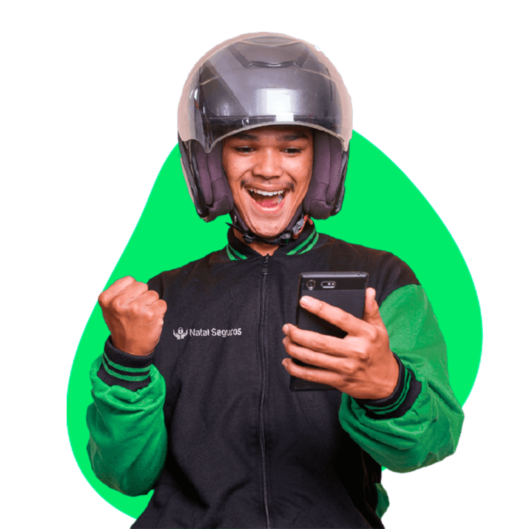 Motociclista usando uma jaqueta preta e verde e utilizando um telefone celular Imagem publicitária para de seguro de moto da Natal Seguros