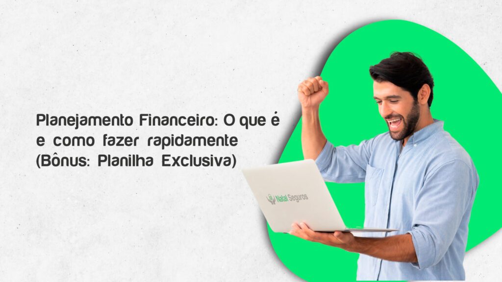 A imagem mostra uma pessoa segurando um laptop em uma mão e levantando a outra mão em um gesto de sucesso ou conquista. Ao fundo, há um design branco e verde com o texto “Planejamento Financeiro: O que é e como fazer rapidamente (Bônus: Planilha Exclusiva)”.