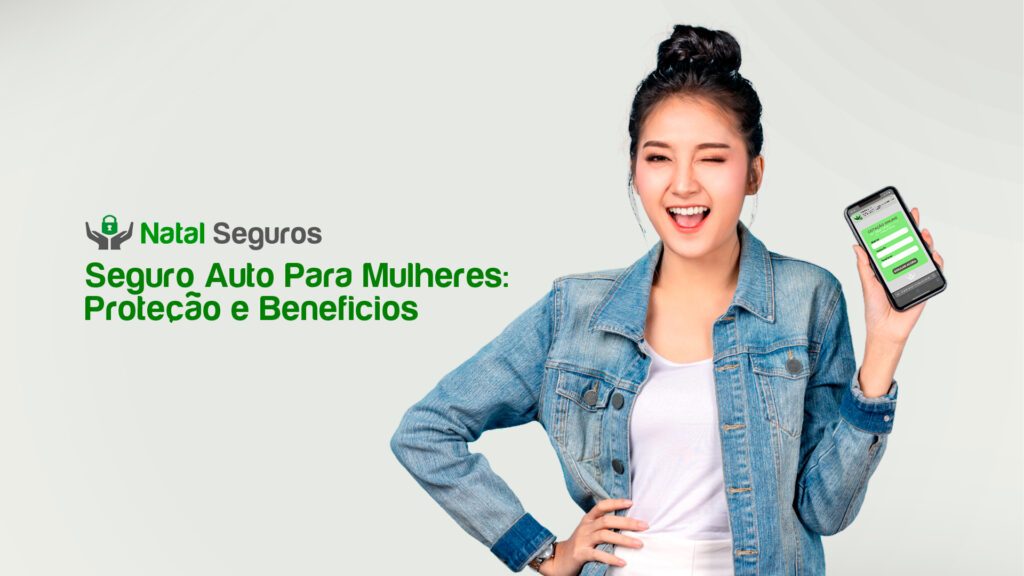 A imagem mostra uma mulher segurando um smartphone que exibe a tela de cotação de seguro auto da Natal Seguros. A pessoa está vestindo uma jaqueta jeans e parece estar em pé contra um fundo claro. À esquerda da pessoa, há um logotipo com o texto “Natal Seguros” e, abaixo dele, mais texto em português que diz “Seguro Auto Para Mulheres: Proteção e Benefícios”.