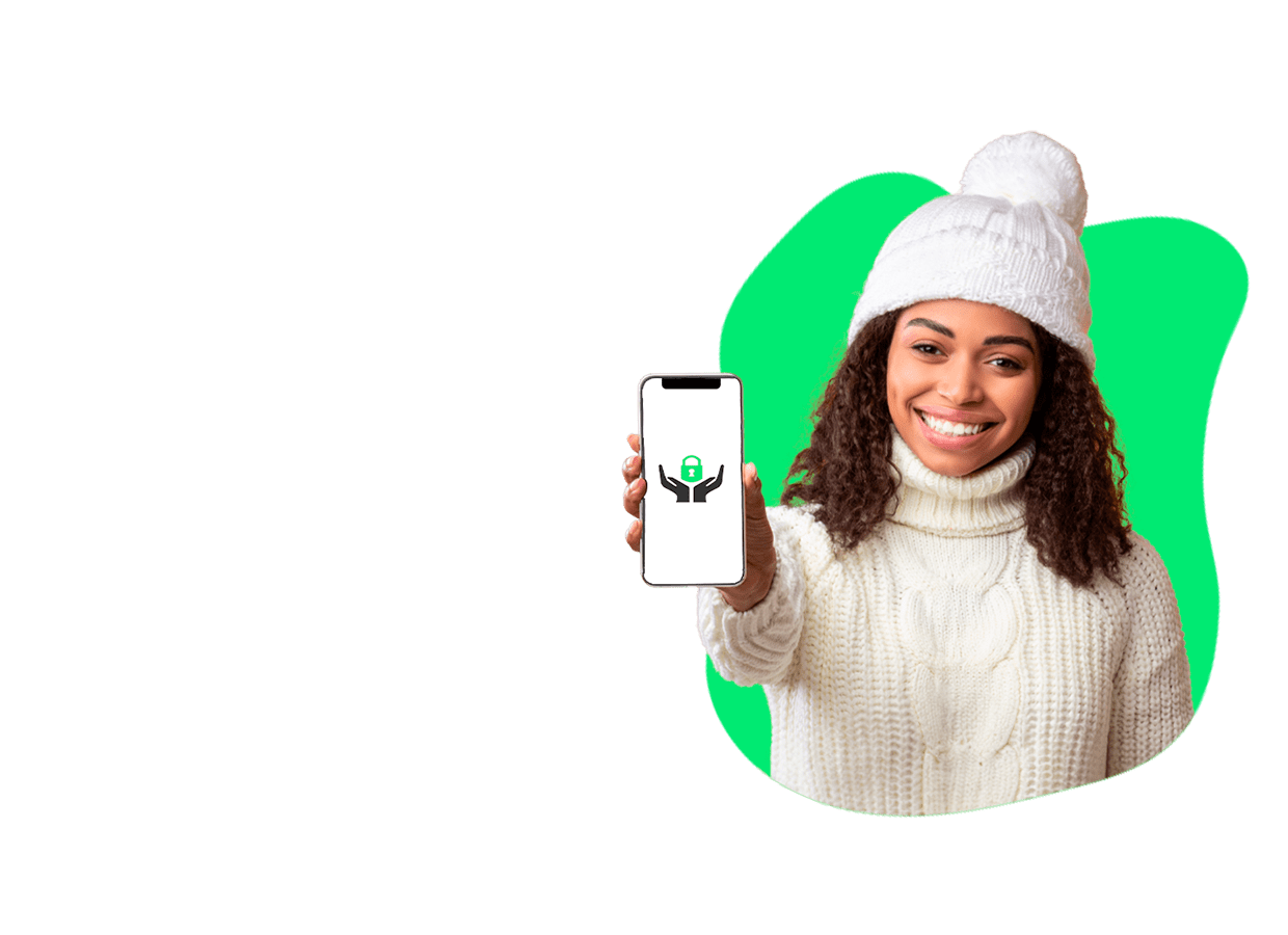 A imagem mostra uma pessoa segurando um smartphone com a tela visível para o espectador. A pessoa está vestindo um suéter branco de tricô e um gorro branco. Na tela do smartphone, há a logo da Natal Seguros. O fundo é verde. A imagem é uma publicidade de seguro de celular.