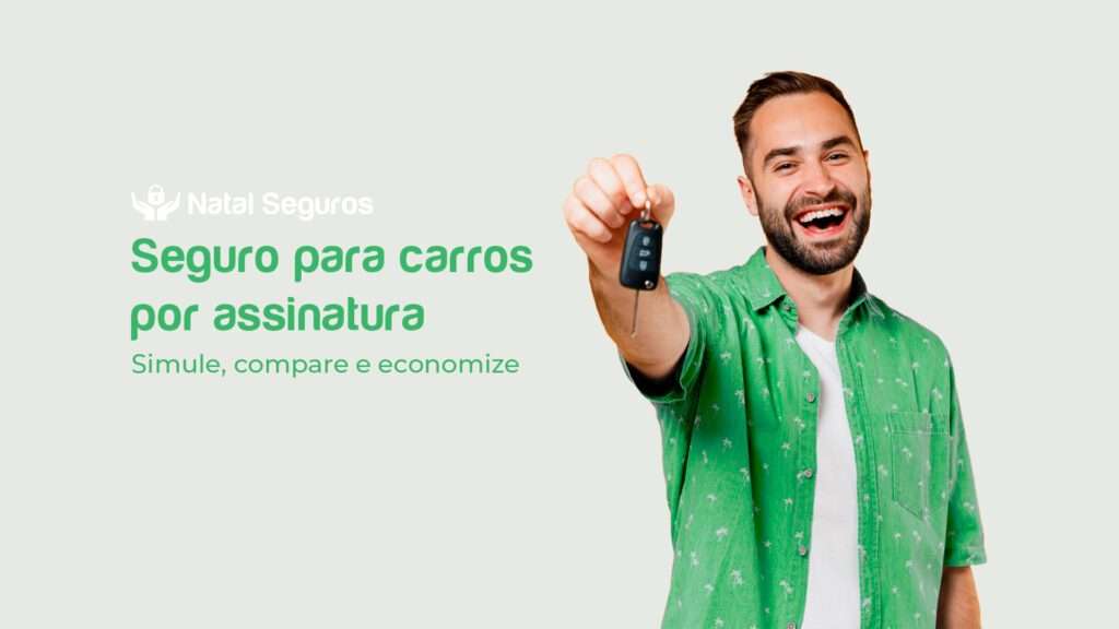 A imagem mostra uma pessoa segurando uma chave de carro em direção ao observador. A pessoa está vestindo uma camisa verde com um padrão de estampas de coqueiros. Além disso, a pessoa segura uma chave de carro. No lado esquerdo da imagem, há um texto em português que diz: “Seguro para carros por assinatura - Simule, compare e economize.” O fundo é de uma cor clara e uniforme. Além disso, há a logo da Natal Seguros
