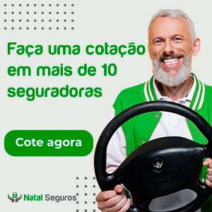 A imagem mostra uma pessoa idosa segurando um volante. A pessoa está vestindo uma jaqueta verde com listras brancas nas mangas e uma camisa branca por baixo. Há um texto em português que diz: “Faça uma cotação em mais de 10 seguradoras” e “Cote agora”, junto com o logotipo “Natal Seguros”. A imagem se trata de um anúncio de uma empresa de seguros que oferece serviços para comparar cotações de várias seguradoras. e para seguros de carro