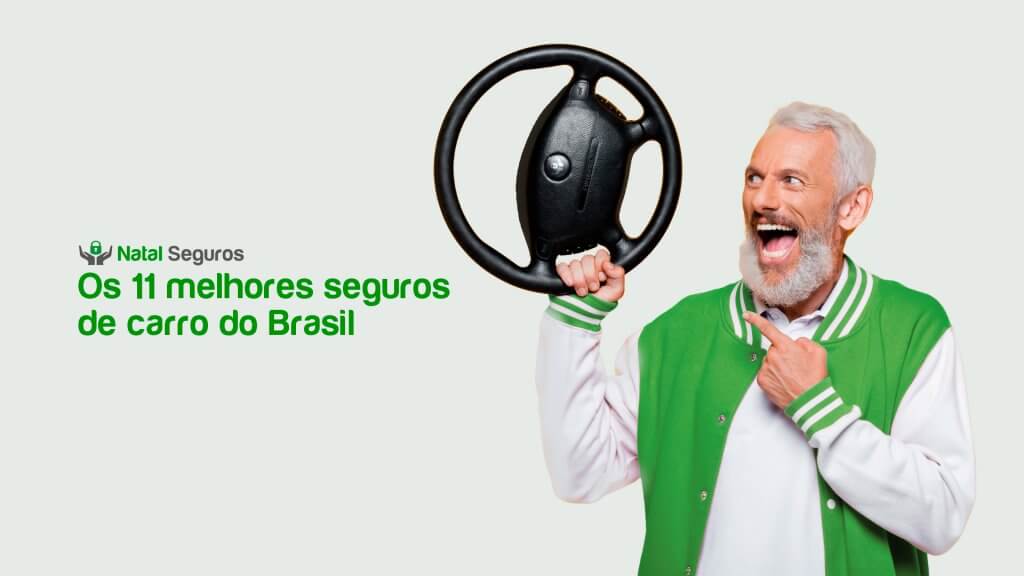 A imagem mostra uma pessoa idosa segurando um volante de carro com as duas mãos, como se estivesse dirigindo. Ela está vestindo uma jaqueta verde e branca com a gola levantada e parece estar fazendo um gesto em direção à gola com uma das mãos. No lado esquerdo da imagem, há um texto em português que diz: “Natal Seguros - Os 11 melhores seguros de carro do Brasil"