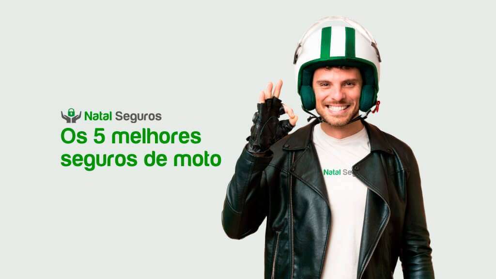 A imagem mostra uma pessoa usando um capacete branco com listras verdes, uma camiseta branca e uma jaqueta preta. A pessoa está fazendo um gesto de “ok” com a mão. No fundo, há um fundo cinza claro. No canto superior esquerdo da imagem, há um texto que diz “Natal Seguros” com um logotipo ao lado. Abaixo desse texto, há outra linha que diz “Os 5 melhores seguros de moto”.