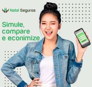 A imagem mostra uma pessoa segurando um smartphone com texto na tela, contra um fundo com pontos verdes e o logotipo da “Natal Seguros” no canto superior esquerdo. . Há um texto em português que diz: “Simule, compare e economize.” Isso sugere um anúncio de uma empresa de seguros incentivando os espectadores a simular, comparar e economizar, em planos de seguro para carros elétricos.