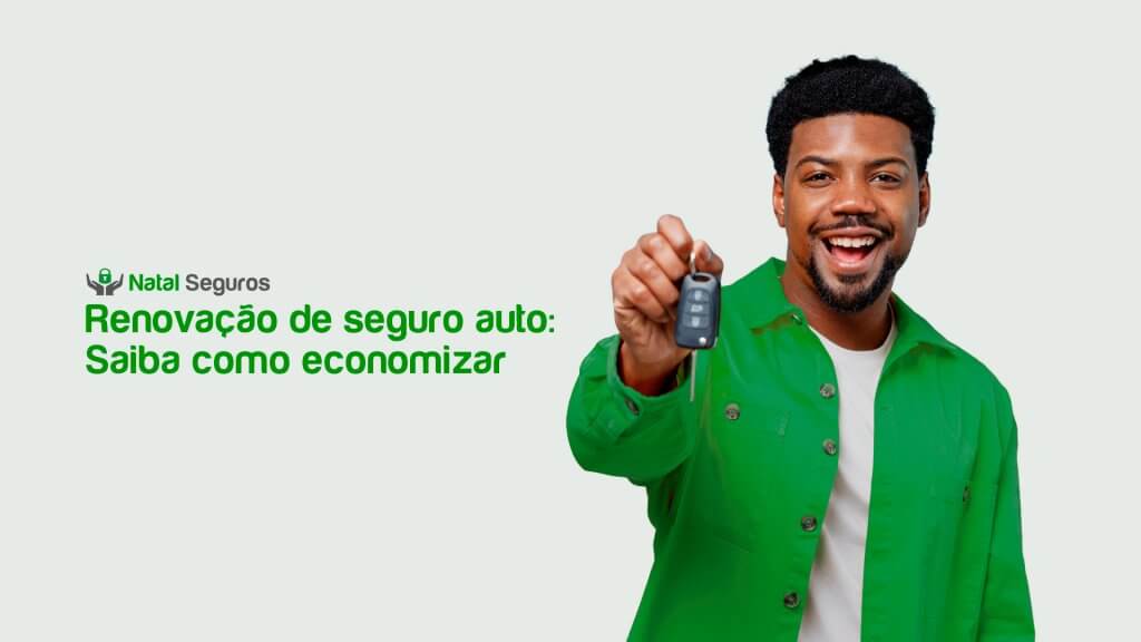 A imagem mostra um homem negro vestindo um casaco verde e segurando uma chave de carro. Ao lado há o logo da Natal Seguros e o texto "Renovação de seguro auto: Saiba como economizar"