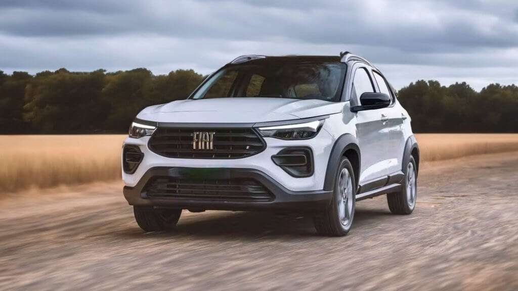 A imagem mostra um Fiat Pulse branco em movimento em uma estrada de terra. O veículo está em destaque no centro, com uma paisagem rural ao fundo, incluindo árvores e um céu nublado. O design do carro é moderno, com faróis afilados e uma grade frontal proeminente que exibe o logotipo da Fiat.