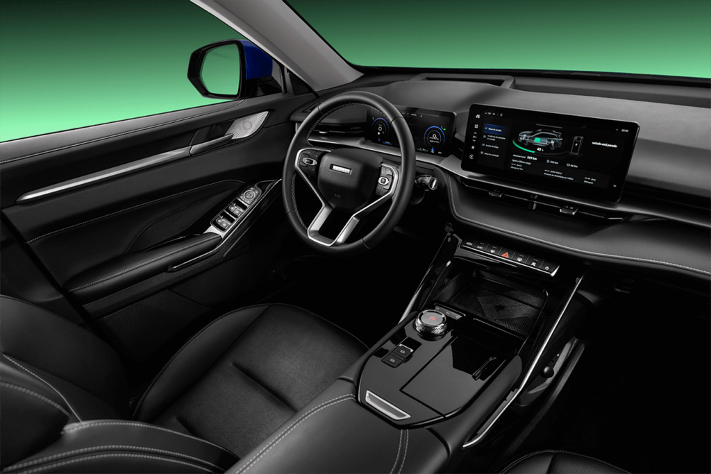 A imagem mostra o interior de um Haval H6 PHEV (Plug-in Hybrid Electric Vehicle). O design é moderno e sofisticado, com um painel de instrumentos digital e uma grande tela central que exibe informações sobre o veículo, como o nível de carga da bateria. O volante multifuncional tem um design elegante e há vários controles no console central, incluindo um botão giratório para a seleção de marchas. Os assentos são de couro com costuras aparentes, e o acabamento geral do interior é de alta qualidade, com detalhes em metal e superfícies brilhantes. A porta do motorista possui controles para os vidros elétricos e ajustes dos espelhos retrovisores. É um ambiente que combina conforto, tecnologia e luxo, perfeito para quem busca uma experiência de condução superior. Se precisar de mais detalhes ou algo mais, estou à disposição!