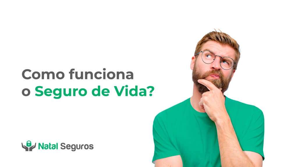 A imagem mostra um homem, vestindo uma camiseta verde, com a mão no queixo em uma pose pensativa. Ao lado dele, há um texto em português que diz: "Como funciona o Seguro de Vida?" Abaixo do texto, há o logotipo da empresa "Natal Seguros", que inclui um ícone de um cadeado verde e duas mãos abertas, seguido pelo nome da empresa em letras verdes e cinzas. 