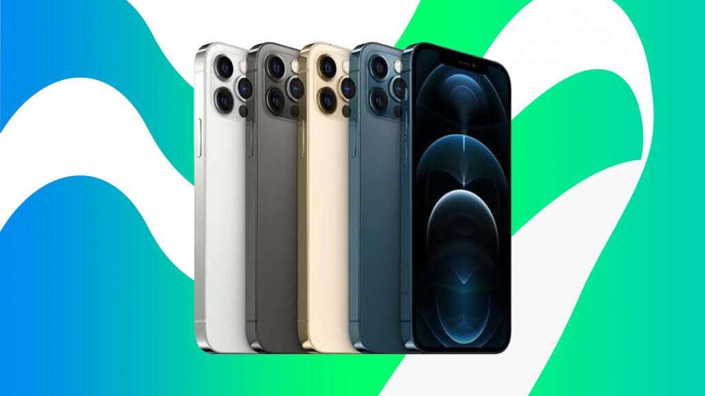 A imagem mostra cinco iPhones 12 Pro alinhados em uma fileira. Os telefones estão dispostos em diferentes cores: prata, grafite, dourado, azul pacífico e um azul pacífico com a tela voltada para frente. Cada iPhone possui um módulo de câmera tripla na parte traseira. O fundo da imagem é composto por um padrão de ondas em tons de azul e verde, criando um visual moderno e atraente.