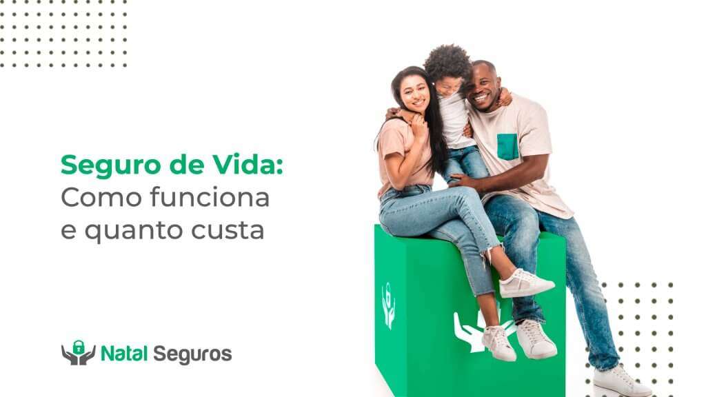 A imagem mostra uma família sentada em um cubo verde. A família é composta por três pessoas: um adulto masculino, um adulto feminino e uma criança. O cubo verde tem um ícone de mãos segurando um cadeado. Na parte inferior esquerda, há o logotipo da empresa "Natal Seguros" com um ícone de mãos segurando um cadeado.