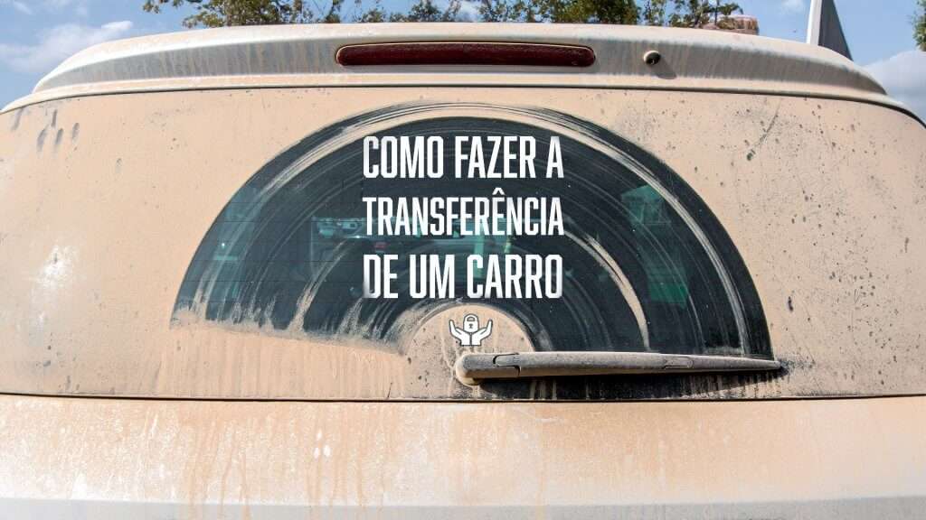 A imagem mostra a traseira de um carro muito sujo, com uma camada espessa de poeira cobrindo a maior parte da superfície. No vidro traseiro, há uma área limpa onde foi escrito o texto "COMO FAZER A TRANSFERÊNCIA DE UM CARRO". Abaixo do texto, há um pequeno ícone de um cadeado com duas mãos levantadas. A imagem é interessante porque utiliza a sujeira do carro como um fundo para destacar a mensagem escrita, que parece ser uma instrução ou guia sobre como transferir a propriedade de um veículo.