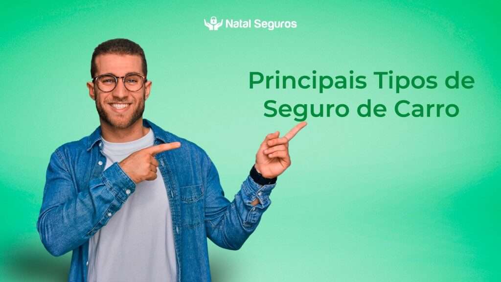 A imagem mostra uma pessoa apontando com ambas as mãos para a direita. A pessoa está vestindo uma camisa jeans sobre uma camiseta cinza. O fundo da imagem é verde. No topo da imagem, há um logotipo e o texto "Natal Seguros". À direita da pessoa, há o texto "Principais Tipos de Seguro de Carro".