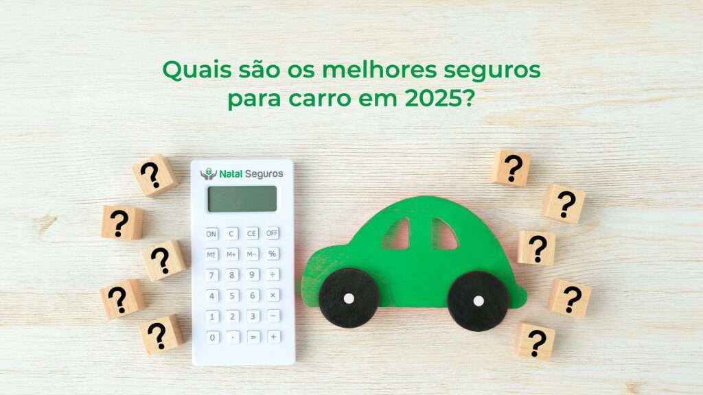 A imagem mostra um fundo de madeira clara com um carro verde de madeira, uma calculadora branca com a marca "Natal Seguros" e vários blocos de madeira com pontos de interrogação. No topo da imagem, há um texto em verde que diz: "Quais são os melhores seguros para carro em 2025?